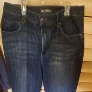 Lee Relax Fit Straight Leg- Mid Raise